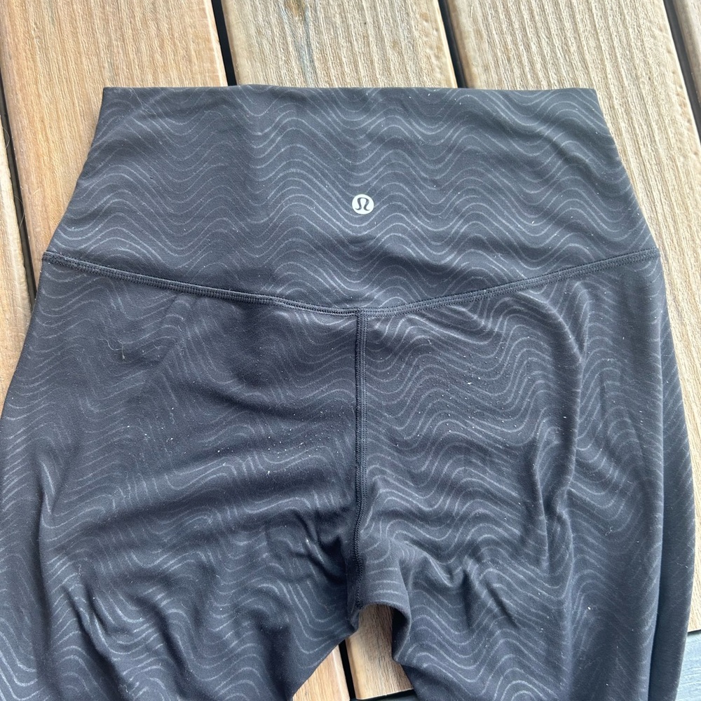 LULULEMON WOMEN’S 28” LEGGINGS IN A SWIRL PATTERN, SIZE 8 PERFECT CONDITION